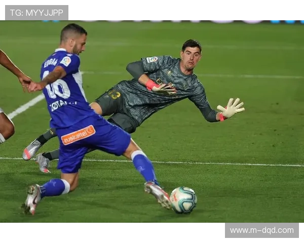 库尔图瓦对阵阿拉维斯面部挡出射门，队医紧急处理坚持比赛