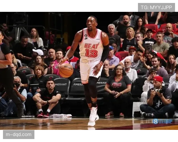 场边镜头:热火队斯波教练大声指挥阿德巴约上提,意图拉开篮下纵深 场边镜头:热火队斯波教练大声指挥阿德巴约上提,意图拉开篮下纵深